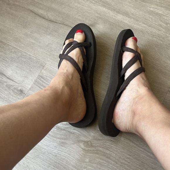 Two pairs of flip flop (Teva & Puma) both in size 8 and color black and brown - Picture 2 of 11